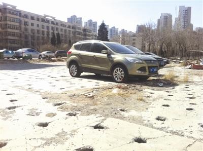 天津一社区地面变身“蜂窝煤” 系施工烂尾所致
