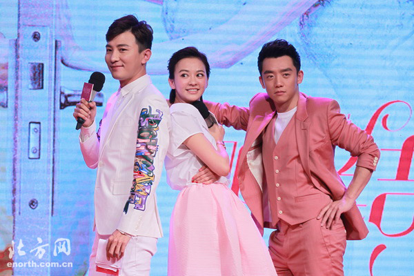 《咱们结婚吧》首映 姜武高圆圆“反串结婚照”