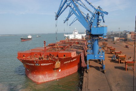 天津港接卸历史上最大铁矿石船舶