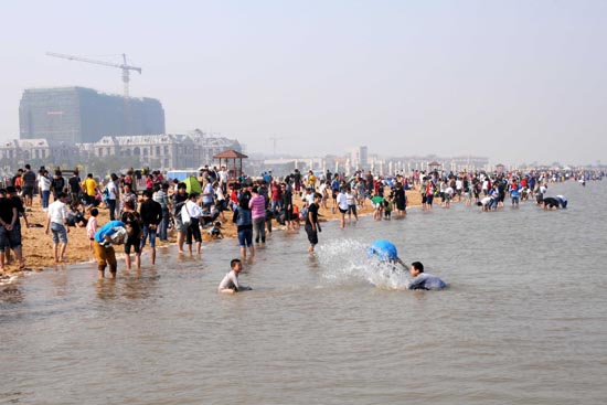 天津东疆湾沙滩双节期间游客数量“井喷”