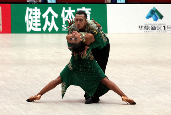 中国选手获东亚运动会伦巴舞比赛冠军