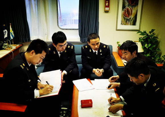 “仁建10”集装箱轮首航靠停天津港
