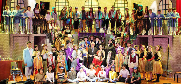 天津惠灵顿国际学校上演音乐剧《雾都孤儿》