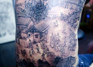 湖南男子背上纹人肉版"清明上河图 整幅作品历时7天