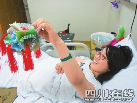 女孩因地震截肢 病房里写10万字励志书(图)