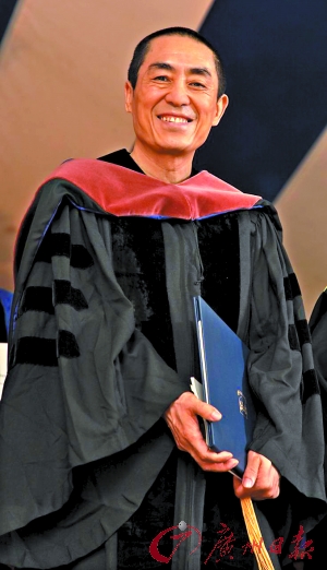 张艺谋博士照曝光 笑逐颜开获耶鲁大学荣誉学位