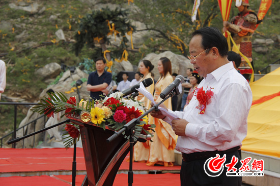 山东喜迎首个“中国旅游日” 旅游局长当导游