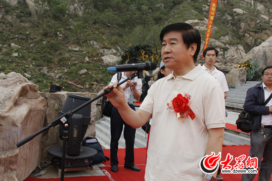 山东喜迎首个“中国旅游日” 旅游局长当导游