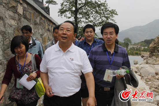 山东喜迎首个“中国旅游日” 旅游局长当导游