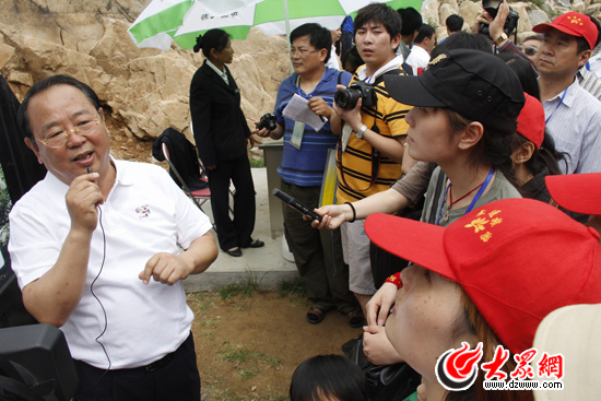 山东喜迎首个“中国旅游日” 旅游局长当导游