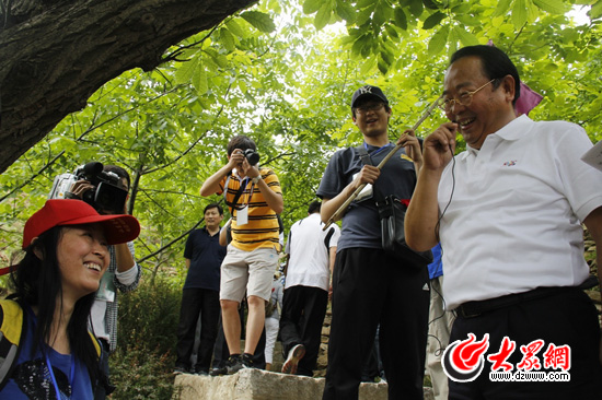 山东喜迎首个“中国旅游日” 旅游局长当导游