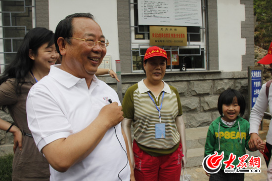 山东喜迎首个“中国旅游日” 旅游局长当导游