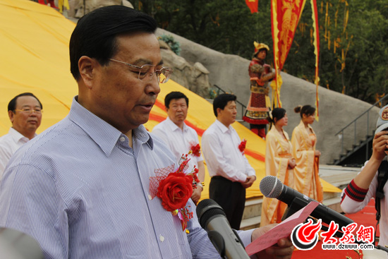山东喜迎首个“中国旅游日” 旅游局长当导游