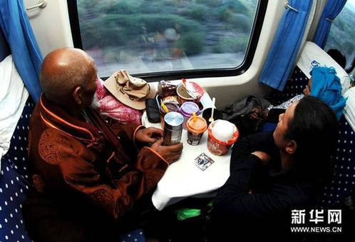 图片故事:万玛加一家的朝佛之旅