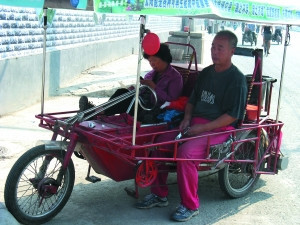 六旬夫妇骑自制“房车”旅行 欲5年骑遍100国