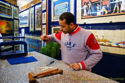 看世界上最古老的绚丽纸画