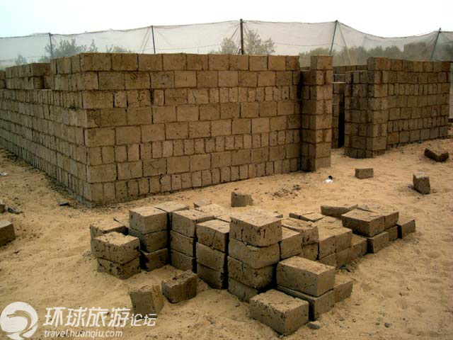 埃及人用黑泥垒出带“香味”的房子(图)