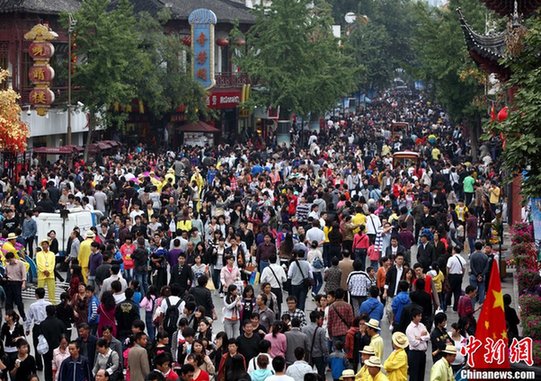 风雨难阻游客兴致 凤凰古城人头攒动