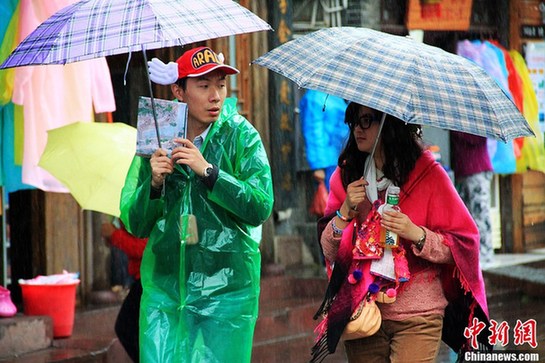 风雨难阻游客兴致 凤凰古城人头攒动