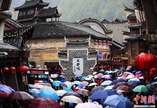 风雨难阻游客兴致 凤凰古城人头攒动