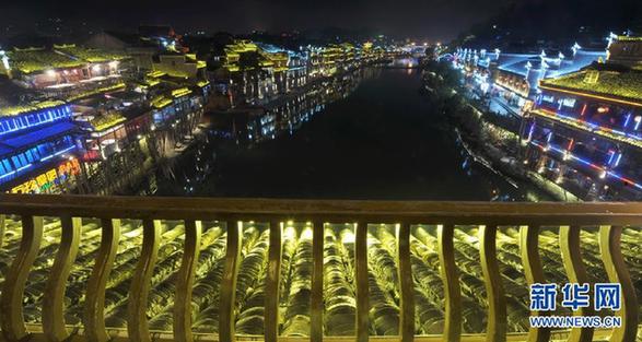 凤凰古城夜色醉游人
