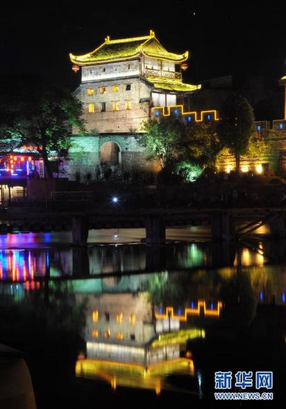 凤凰古城夜色醉游人