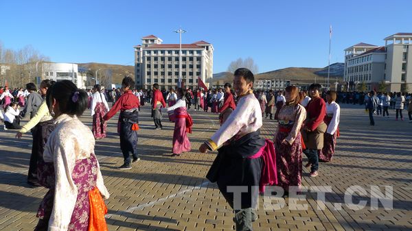 舞动的民族旋律--千人锅庄舞表演