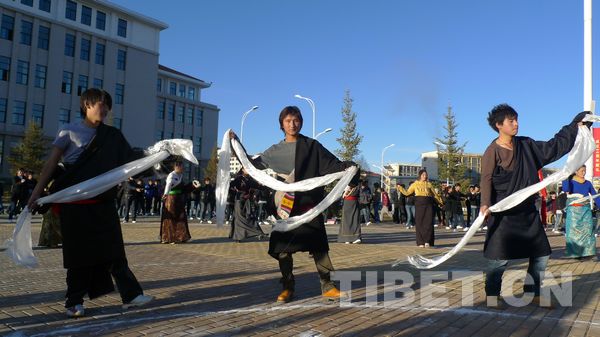 甘肃民族人口_甘肃民族师范学院(3)