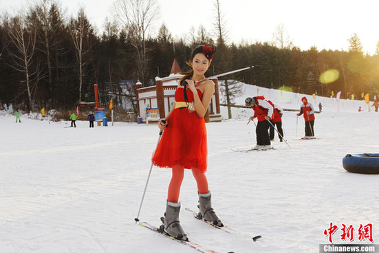 黑龙江滑雪场现风雪红裙