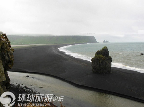 世界上罕见的黑色沙滩(图)