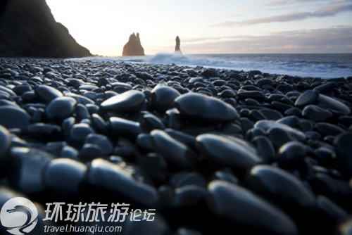 世界上罕见的黑色沙滩(图)