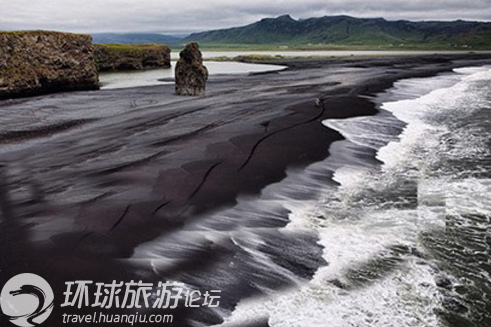 世界上罕见的黑色沙滩(图)