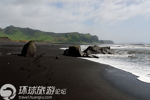 世界上罕见的黑色沙滩(图)