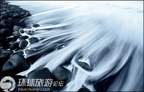 世界上罕见的黑色沙滩(图)