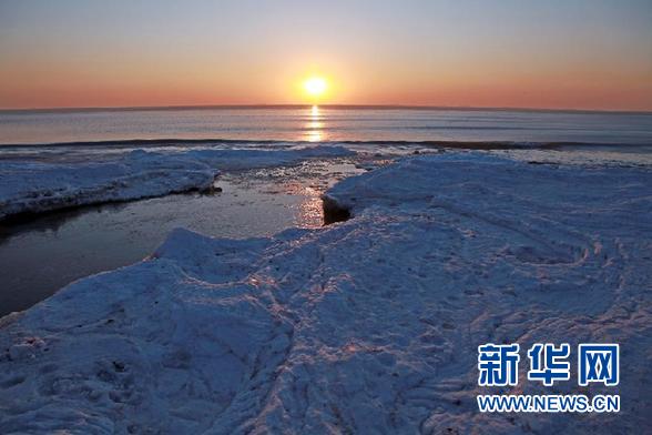 秦皇岛海岸现“冰海”景观