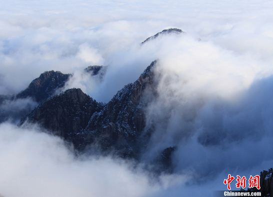 黄山现美轮美奂瀑布流云奇观