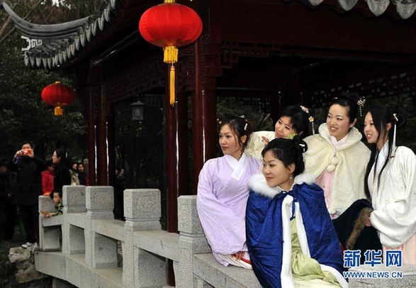 上海“汉服姑娘”游元宵灯会