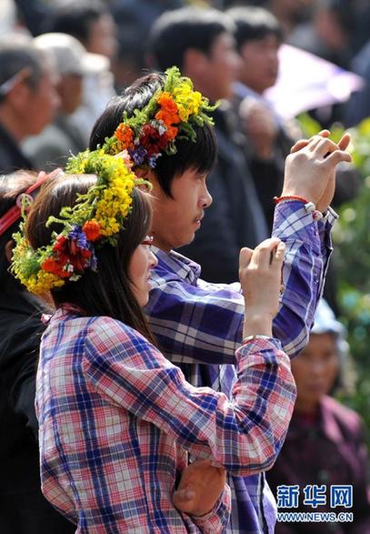 云南罗平：春暖花开游人来
