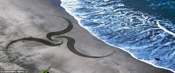 艺术家海滩创作巨幅画作