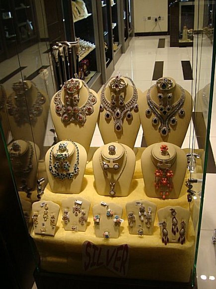 走进奢华的迪拜生活：一个车牌价值60万(组图)