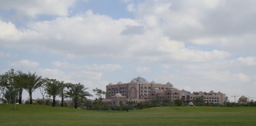 走进奢华的迪拜生活：一个车牌价值60万(组图)