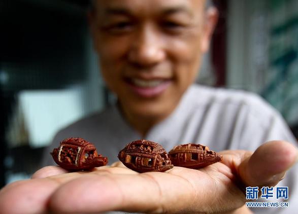 在大米粒上创作 微缩艺术没有最小只有更小