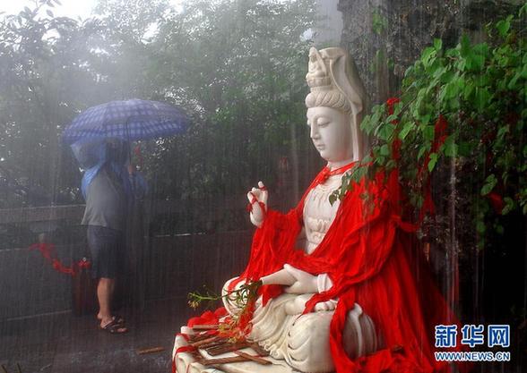 雨中游梵净 行走云雾间