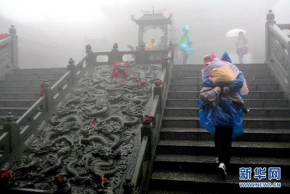 雨中游梵净 行走云雾间