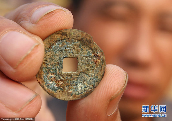 明代夫妇合葬古墓出土 青砖瓦块现奇特“文字”