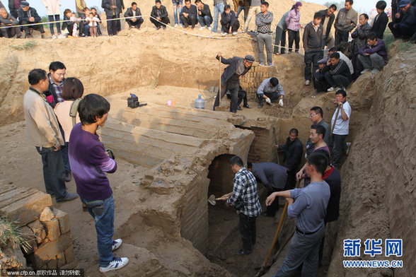 明代夫妇合葬古墓出土 青砖瓦块现奇特“文字”