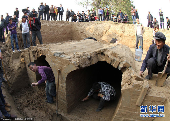 明代夫妇合葬古墓出土 青砖瓦块现奇特“文字”