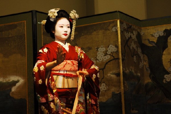 日本京都“花街”艺妓新年开门接客