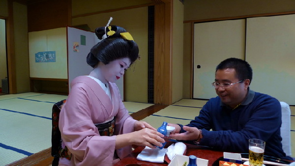 日本京都“花街”艺妓新年开门接客