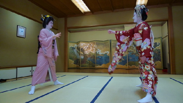 日本京都“花街”艺妓新年开门接客